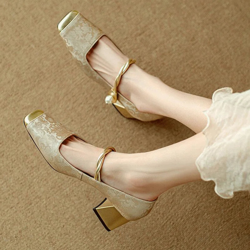 Brunhilde | Damen Mary Jane Pumps mit Eckiger Zehenkappe und floralem Design