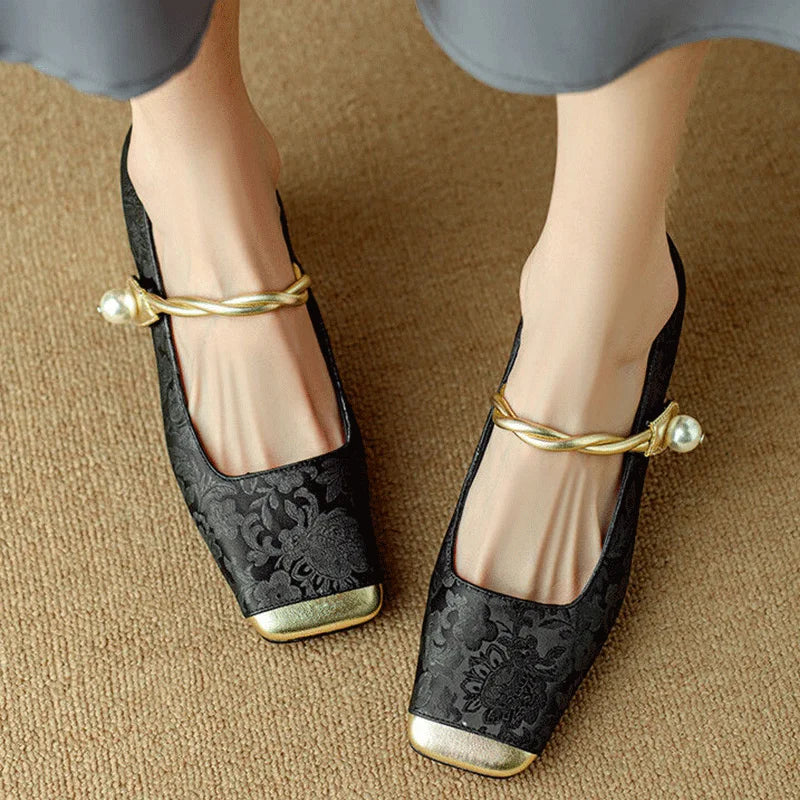 Brunhilde | Damen Mary Jane Pumps mit Eckiger Zehenkappe und floralem Design