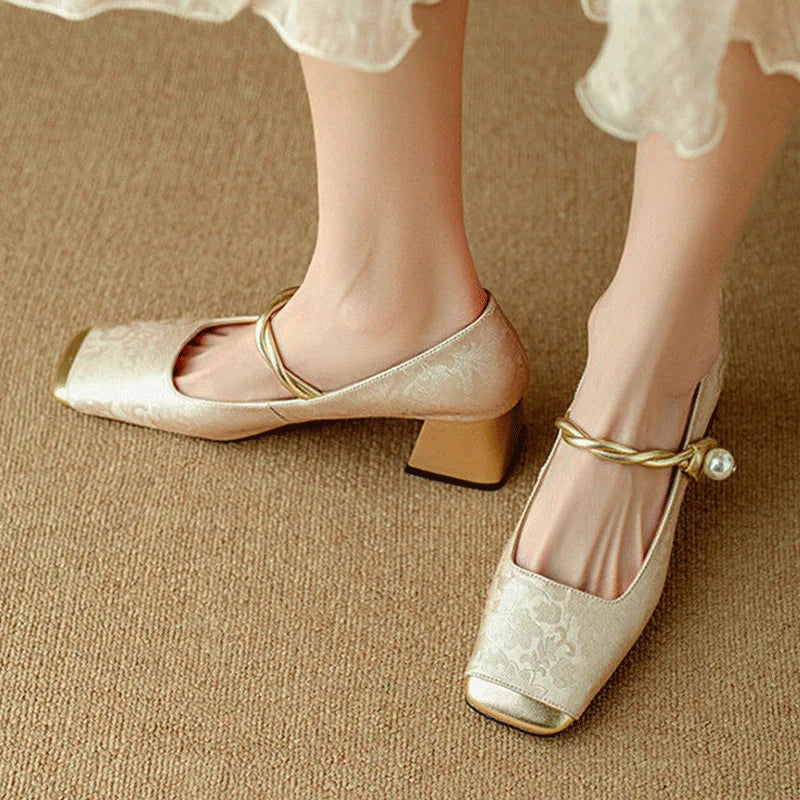 Brunhilde | Damen Mary Jane Pumps mit Eckiger Zehenkappe und floralem Design