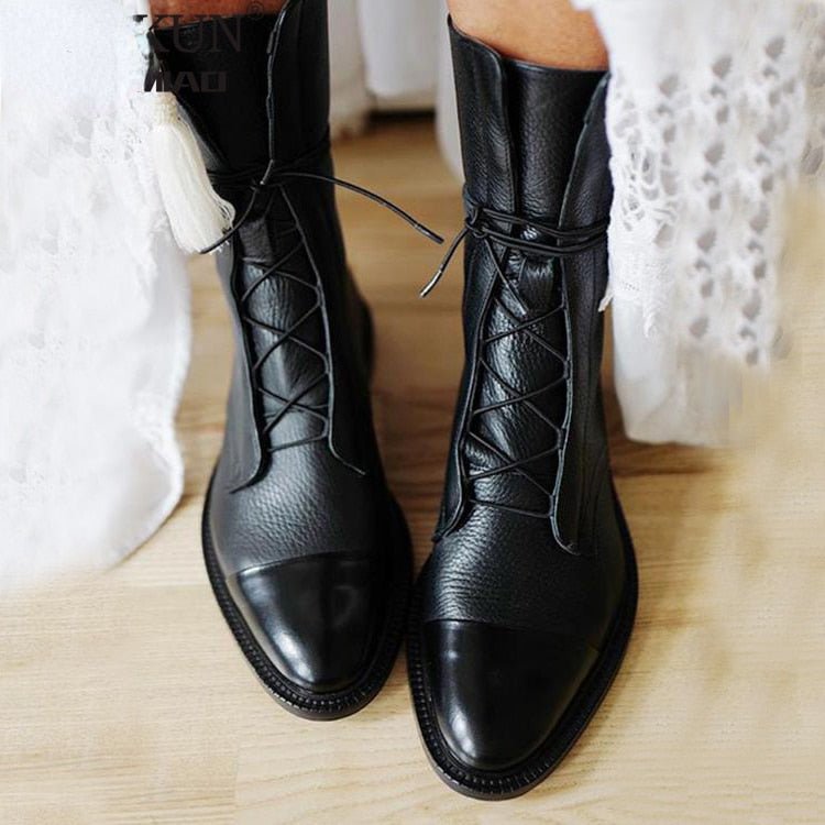 Shaneela | Damen Schwarze Niedriger Absatz Spitzenstiefel